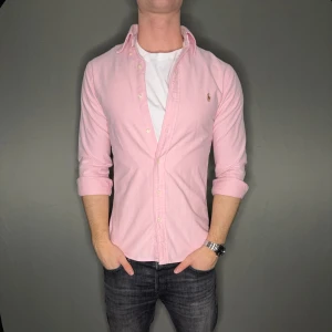 Ralph lauren skjorta - Hej säljer nu min fina Ralph Lauren skjorta i storlek S passar även M. Den är i nyskick och kommer vara otroligt snygg nu i vår och framåt sommaren. Nypris cirka 1600kr! Vi kommer att sälja liknande produkter nu i vår och närmare sommar så glöm inte följa profilen!🌊🍾