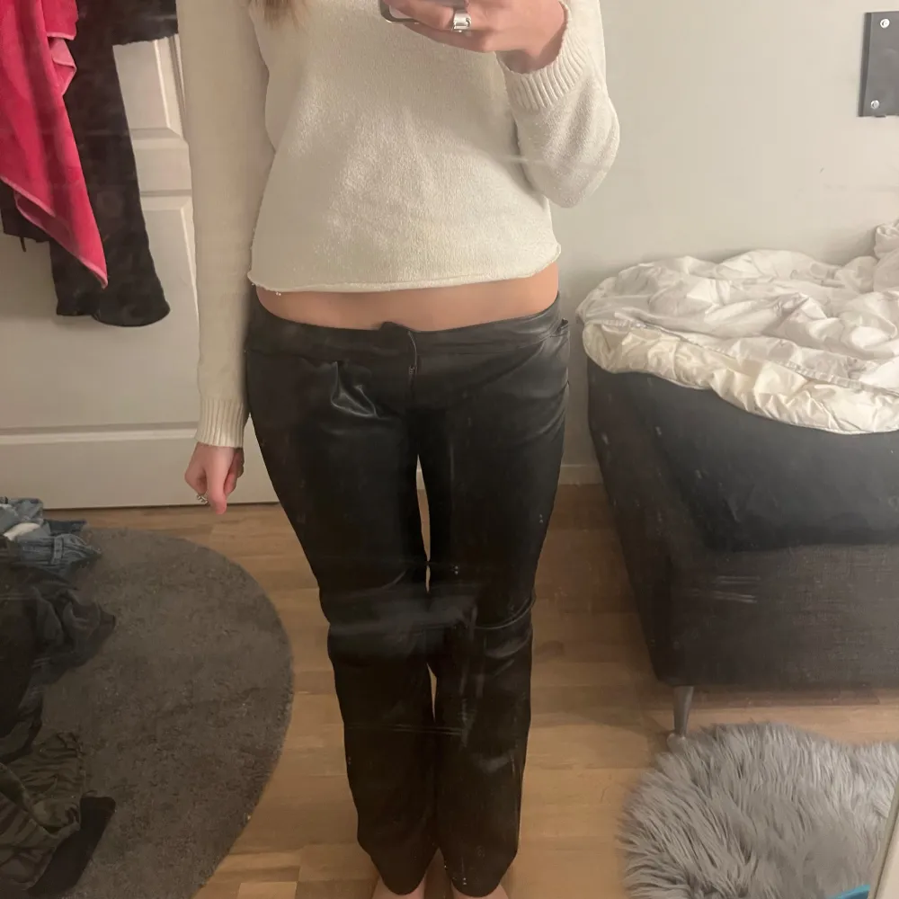 Snygga svarta skinnbyxor som är extra low waist. Från lager 157 men har sytt in de i låren så de blir bootcut och inte straight, har också sytt de mer low waist, gylfen är dock sönder men syns inte🩷. Farkut & Housut.