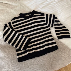 Randig arket tröja - Superfin randig oversized tröja med vida ärmar! Fint skick🧡🧡🧡