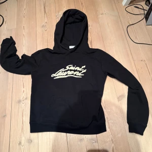 Svart hoodie från Saint Laurent - Saint laurent tröja för endast 900kr     Nypris 8400.    Använd några gånger men inte ofta.