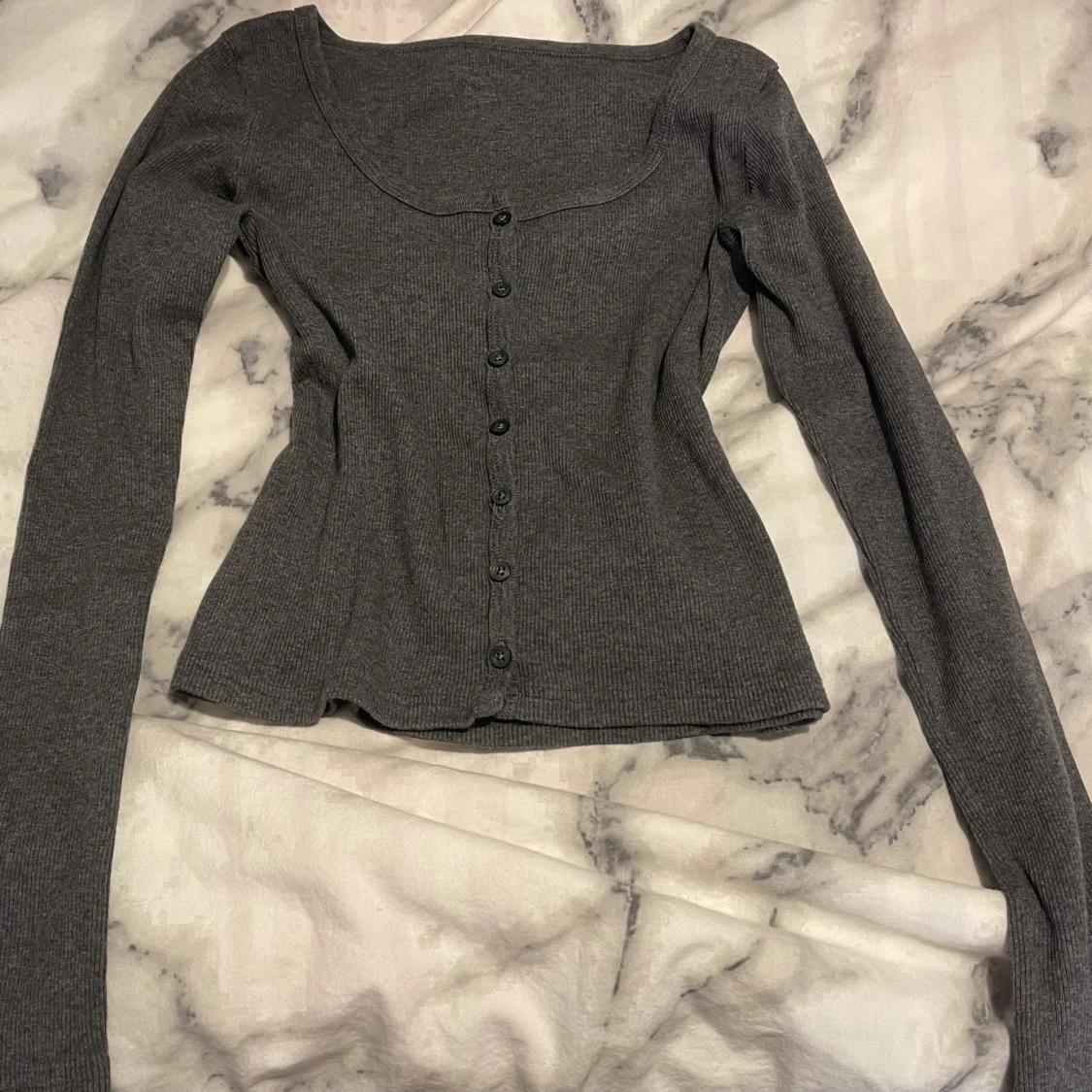 Grå ribbad kofta med knappar - 1