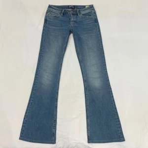 Lågmidjade bootcut/slim jeans från Crocker🤩 - FÖRSMÅ för mig så inga bilder på‼️Midja 34x2 plus stretch, gren 19 cm o innerben 75 cm💕märkta W25/L31 men de sitter mindre, i min åsikt mer som en W24 men det är måtten som gäller om man köper
