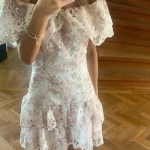 Blommig klänning  - Säljer en klänning liknande den kända klänning Filippa Montan bär på första bilden. Det är samma märke men en annan modell. 🌸 (kom privat för detaljer angående postningen, är utomlands just nu)