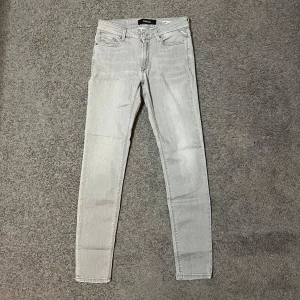 Replay Jeans - Tja säljer ett par Replay jeans i storlek W27 för endast 349kr! Pris är ej hugget i sten, hör av er i dm vid funderingar 🙌
