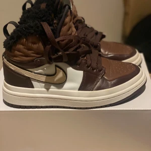 Bruna Nike Air Jordans med pälsdetaljer - Jordan 1 Acclimate – Strl 36 – Perfekta vinter-Jordans!  Superfina Air Jordan 1 Acclimate i brun/beige färg, perfekta för höst och vinter! Fodrade, vattenavvisande och med snygg vintagelook – den ultimata mixen av stil och funktion. •	Storlek: EUR 36 / US 5 / UK 3.                    	•	Modell: DCT7253-200 	•	Färg: Brown Basalt / Taupe Haze / Sail 	•	Använda ett fåtal gånger – i riktigt fint skick 	•	Originalkartong medföljer