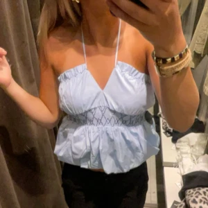 Ljusblå topp från Zara - Säljer en söt ljusblå topp från Zara! Använd fåtal gånger, i storlek S🙌🏼💞💞