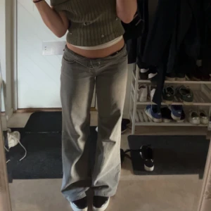 Gråa jeans  - Snygga gråa lågmidjade jeans, sällan använda.💕
