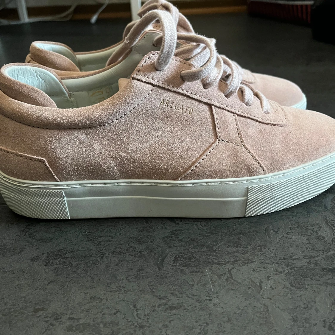 rosa sneakers från Axel Arigato - 2