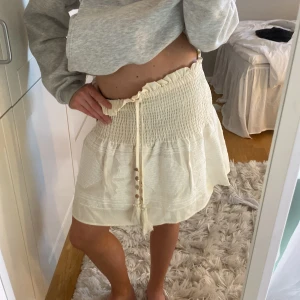 kjol zara - helt ny och eftertraktad kjol från zara 🥹🥹🥹💘🩷💕🩷💘