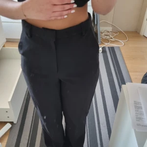 Svarta kostymbyxor - Snygga svarta kostymbyxor. Byxorna har en rak passform och hög midja från Gina tricot. Nypris: 399 kr
