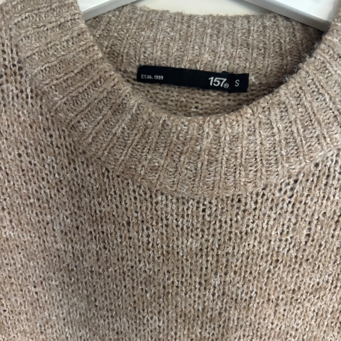 Beige stickad tröja från 157 - 1