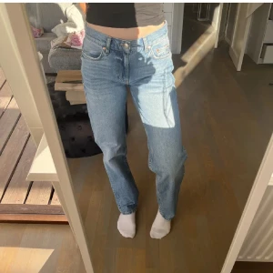 Jeans gina  - Säljer nu dessa raka mellanblå jeansen från Gina. De är endast använda några få gånger och därför i superbra skick. Storlek XS, sitter bra i längden på mig som är 167. Passar perfekt nu till sommaren men även vintern såklart! Tveka inte att höra av er vid frågor och lägga gärna prisförslag