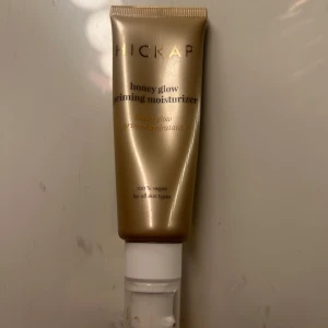 Hickap Honey Glow Priming Moisturizer - Hickap Honey Glow Priming Moisturizer är en primer och fuktkräm i ett, perfekt för alla hudtyper. Den kommer i en elegant guld tub och ger en strålande lyster. 100% vegansk. Använd fåtal gånger