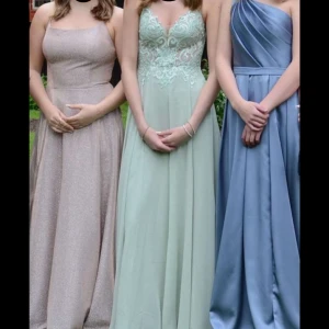 Grön balklänning - Super fin grön balklänning från jjs house i storlek 34. Den har spets detaljer på framsidan och korsade band i ryggen med paljetter. Dåld dragkedja i ryggen som gör det lätt att få på den. Skriv för fler bilder eller frågor💕💕💕