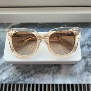 Chimi 08  - Ett par nästan helt oanvända chimi 08 i färgen ecru. Köptes förra sommaren men inte kommit till användning då jag har många andra solglasögon. Som nya, inga repor eller tecken på användning. Orignalförpackning och påse finns. Nypris var 1400. 