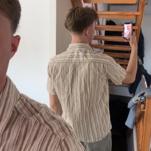 Beige och vit randig skjorta - Sommar skjorta som jag knappt använt 