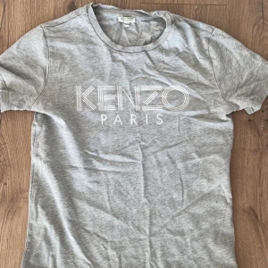 Grå t-shirt från Kenzo - Kenzo tröja från när jag va lite så därför säljer jag den 