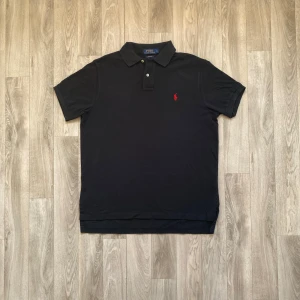 Ralph Lauren Piké - • Säljer en Ralph Lauren piké  • Pikén är i ny skick, inga tecken på användning eller slitage  • Storlek L och är true to size  • Köp fraktas alltid inom 48h men siktar alltid på samma dag 📦 🙌🏼  • Vid snabb affär så kan priset diskuteras 👍🏼