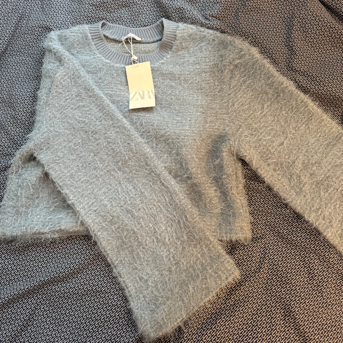 Grå fluffig tröja från Zara