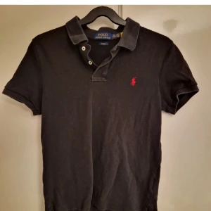Ralph Lauren Piké - Säljer nu min svarta Ralph Lauren Piké då den har väldigt mycket kvar att ge! Nypris ca 1200kr, mitt pris 299kr. Pikén har inga defekter och är i väldigt bra skick. Kom privat för frågor. 😃
