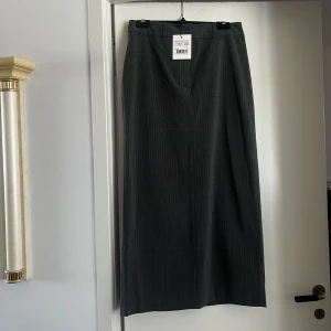 Stylein kjol Berkeley skirt - Oanvänd kjol från Stylein säljes.  Modell: Berkeley skirt Strl: M Aldrig använd, med prislapp!   Matchande kavaj i två olika storlekar säljes även, se min profil.  Kan skickas via Plick eller hämtas i centrala Göteborg. 