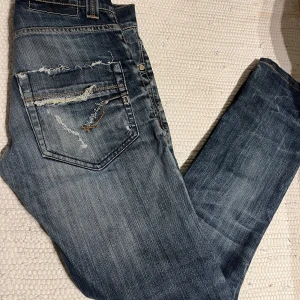Dondup jeans - Asfeta slim fit jeans från dondup i storleken 30. OBS alla slitningar är meningen, dom är i nyskick