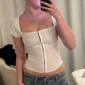 Vit topp från weekday - As snygg vit topp från weekday🔥 använd en gång! 