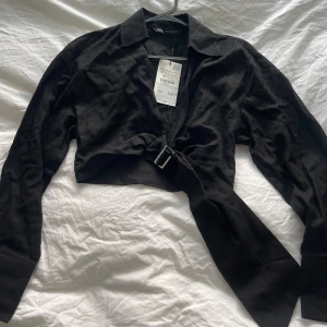 Svart croppad linneskjorta med knytning - Helt oanvänd croppad linneskjorta från ZARA. Ordinarie pris är 329kr🤍