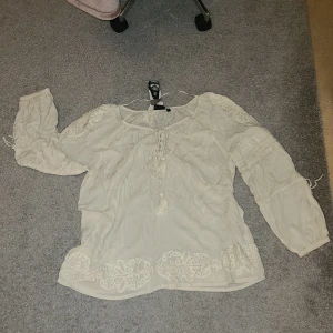 Topp  - Superfin krämvit topp från KappAhls Terry O'Sein collection. Helt ny, prislappen kvar. Köptes för 399kr ✨️