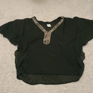 Blus  - Blus från Vero moda i storlek S. Sitter löst och är genomskinlig, så perfekt att ha över ett linne. ✨️ Finns även i vitt