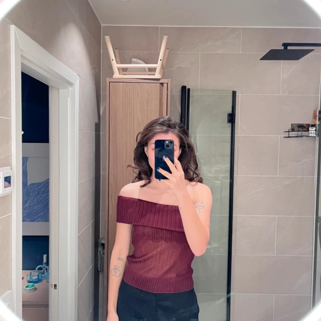 Vinröd offshoulder topp från Massimo Dutti