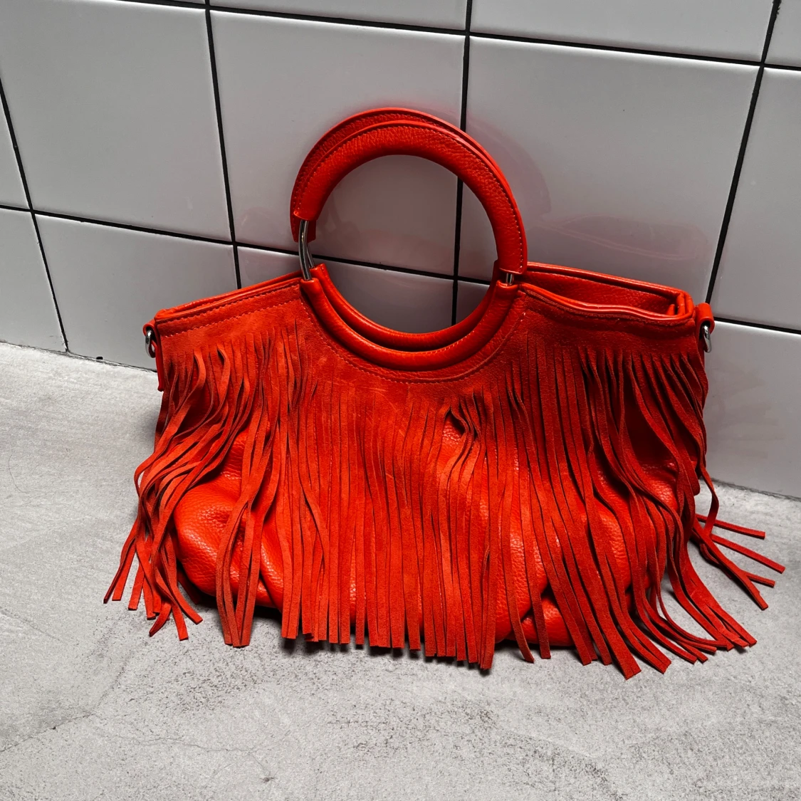 Orange handväska med fransar - 1