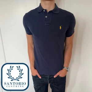 Ralph Lauren Piké  - Skitsnygg mörkblå Ralph Lauren piké i 9/10 skick!  Han på bilden är ca. 180cm lång (passar dig som har S/M) Nypris: ca. 1200kr Skriv vid frågor eller funderingar🙌