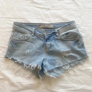 Ljusblå lågmidjade jeansshorts från Denim Co. - Säljer ett par snygga blå jeansshorts från Denim Co. med slitna detaljer och fransiga kanter. Midjemåttet är cirka 74cm. Har ingen bild på då de är för små för mig. Passar xs/s💗 priset går att diskuteras