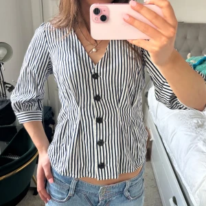 Randig blus med knappar - Perfekta blusen till sommarn