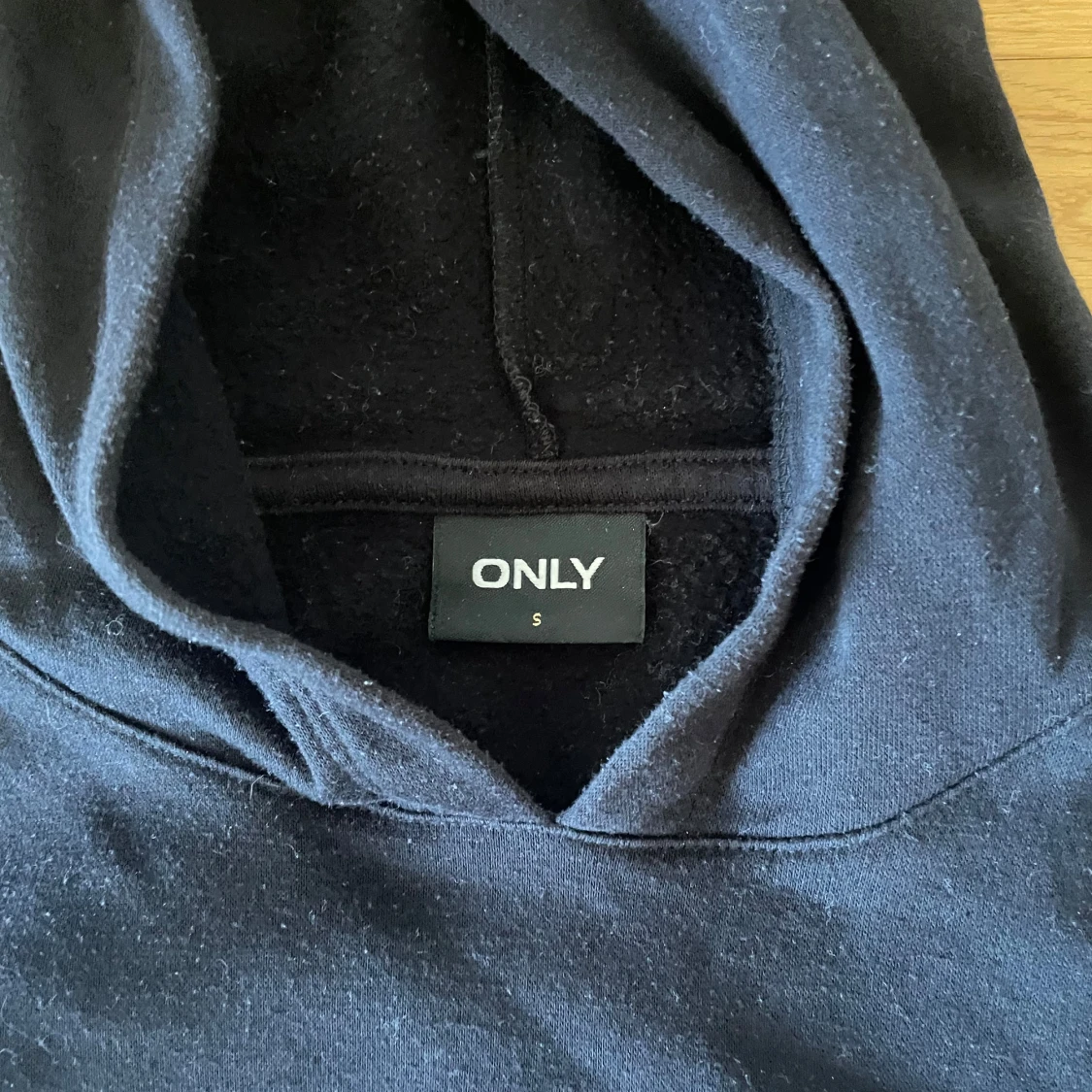 Svart hoodie från ONLY - 1