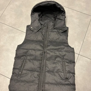 Lawrence grey väst - Väst från lawrence grey. Aldrig använd, tags kvar. Nypris: 1305 kr, mitt pris: 499. Skriv privat för mer info! Säljer då den inte passar mig.