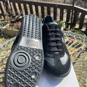 Maison Margiela GATs, Svarta, 42 - Maison Margiela Gats I storlek 42, helt nya utan defekter, 10/10 skick. Box och dustbag ingår, kvitto finns.