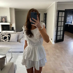 Sommarklänning - Säljer nu min fina klänning som jag tog studenten i. Från Steve Madden och ny pris är runt 1600kr. Storlek M men passar både S och M då den har resor i midjan. Använd en gång, som ny!🩷🩷