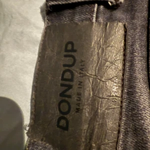 Grå jeans från Dondup - Grå dondup jeans passar ungefär 153 - 163 cm. Slim fit   Nypris 2500kr     Knappt använda.