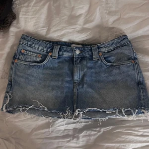 Jeans kjol - En blå jeans kjol som jag köpte här ifrån plik men tyvärr inte passade då den är för stor. Hon skrev att den vara liten i storleken men om man vill att den ska sitta tajt så är den inte så lite jag är storlek 38 och den passade bara i midjan men där inte som jag hade velat. Köpte den för 280 kr