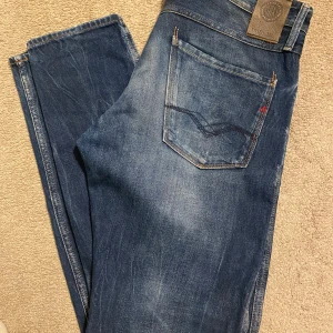 Replay anbass jeans - Säljer dessa ass feta Replay anbass Jens med tvär skön tvätt. Jeansen är w33 L32. 9/10 skick. Vid minsta lilla fundering är det bara att skriva mvh Alexander 
