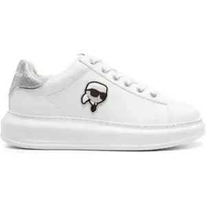 🔥PRIS KAN DISKUTERAS🔥 Snygga vita sneakers med en cool silverdetalj på hälen och en unik design på sidan. Perfekta för en stilren look.