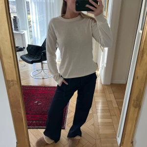 Vi stickad tröja - Så fin vit stickad tröja från Spadalonga. Herrmodell. Lite noppig på vissa ställen, annars fint skick! 