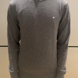 J.Lindeberg stickad tröja - Riktigt schysst grå J.Lindeberg tröja gjord i skön merinoull o riktigt skön grå | Perfekt inför våren o sommaren | Skick 8/10 Då den är i riktigt bra skick bortsett från att lappen har blivit lite skadad | Storlek M passar M | Endast 249kr, nypris 999kr | Pris ej hugget i sten |Hör gärna av dig vid frågor och funderingar😊