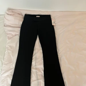 Svarta kostymbyxor från Nelly - Snygga svarta lågmidjade kostymbyxor från Nelly. Dom är mjuka i materialet och sjukt snygga, dom är dock för små för mig., därav säljer ja dom. Dom är i storlek S och har prislappen kvar, har aldrig använts. 