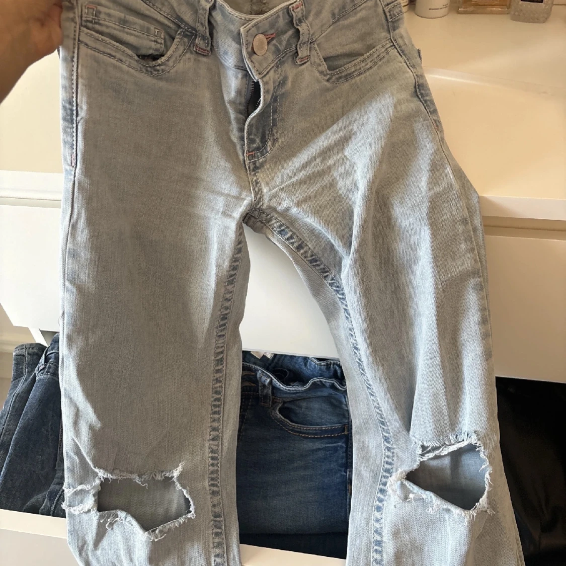 Ljusblå bootcut jeans med broderade fickor - 3