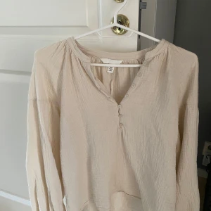 Blus från HM - En beige blus från hm som är perfekt till sommaren🩷Storlek xs men stor i storleken! Fråga gärna om flera bilder💞