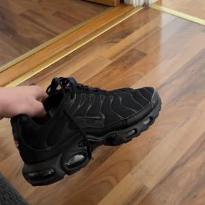 Nike air Max 95 plus - Tja, säljer dessa tvär feta Nike tn skor i nytt skick köptes i februari säljer pga att de ej kommer till användning tveka inte på att höra av er vid frågor😁