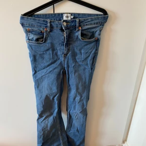 Blå boot cut jeans från lager 157. - Säljer ett par klassiska blå jeans från lager 157. Jeansen har fem fickor och en knappgylf. Perfekta för en avslappnad stil oxå perfekt för en vanlig dag på skola eller jobb och perfekt stretchiga. 